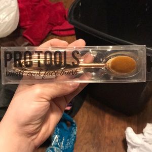 small oval face brush